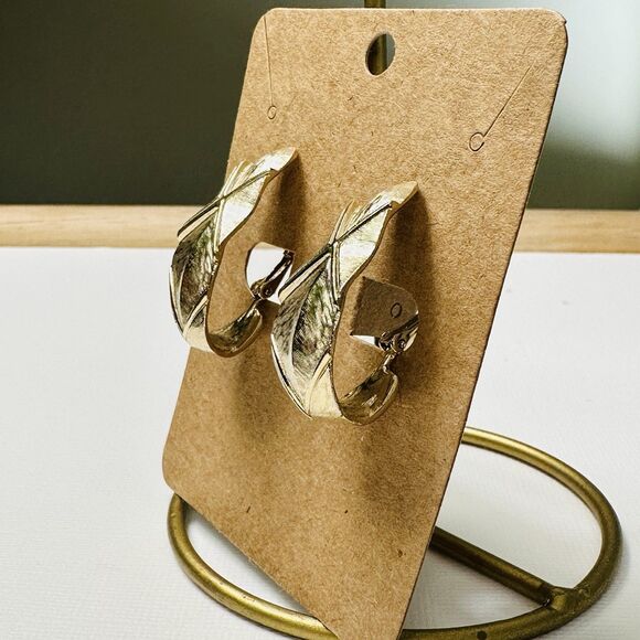 Vintage Large Gold Tone Leaf Earrings Textured Screw Back Clip On Unsigned Hoop - Picture 2 of 11